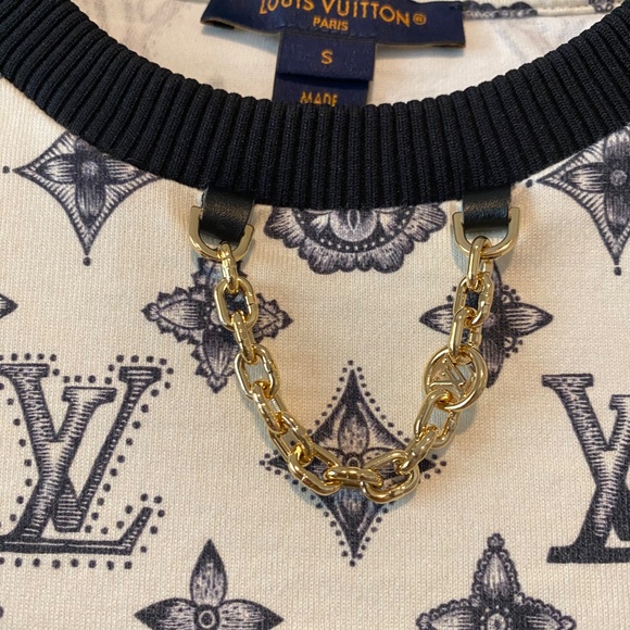 Authentic Louis Vuitton Logo T-shirt with flutter sleeves - Picture 3 of 7